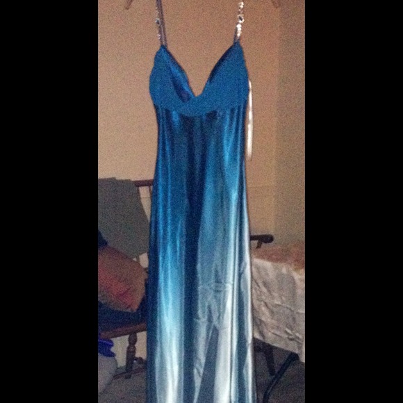 Breath taking formal gown - Picture 1 of 3