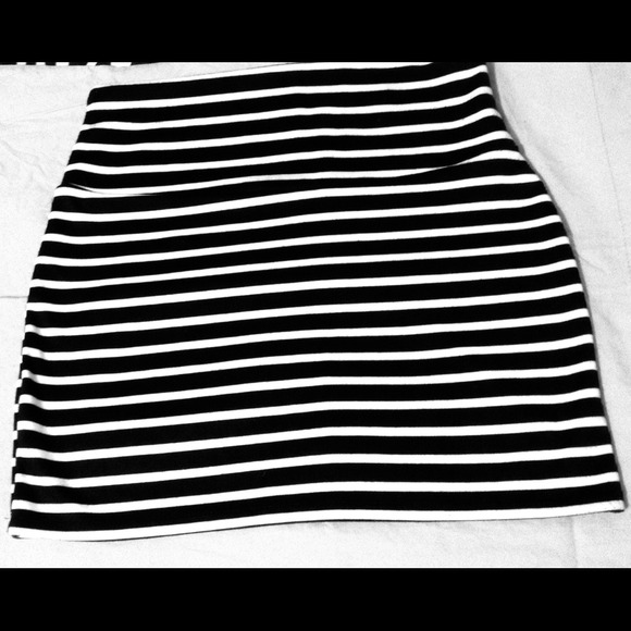 Black and white bodycon skirt