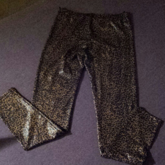Leopard print faux leather legging.