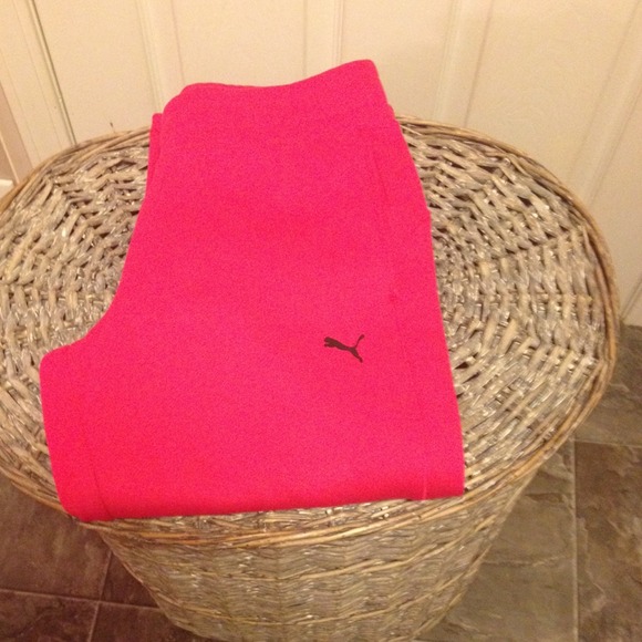 NWOT 💋Hot Pink Puma Capri sweats💋