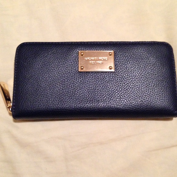 ❌SOLD! ❌Michael Kors wallet in Navy Blue