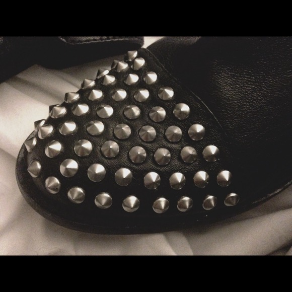 🚫SOLD🚫 Steve Madden Black Stud Toe Ankle Boots - Picture 2 of 3