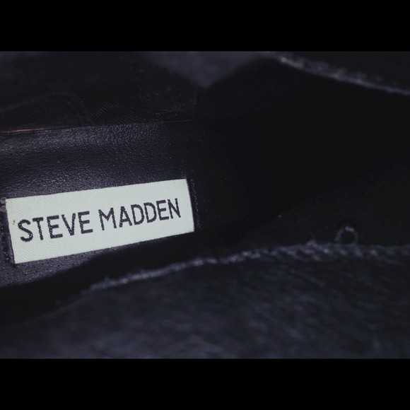 🚫SOLD🚫 Steve Madden Black Stud Toe Ankle Boots - Picture 3 of 3