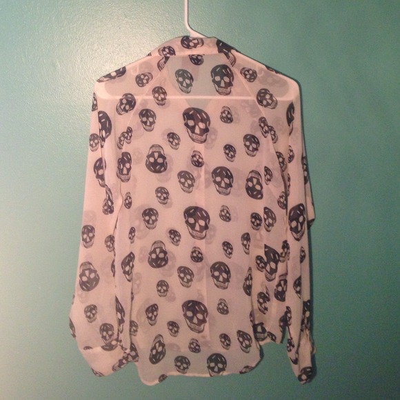 ❌❌SOLD❌❌McQueen Inspired Skull Blouse - Picture 2 of 4