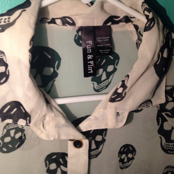 ❌❌SOLD❌❌McQueen Inspired Skull Blouse - Picture 3 of 4