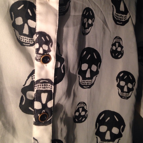 ❌❌SOLD❌❌McQueen Inspired Skull Blouse - Picture 4 of 4