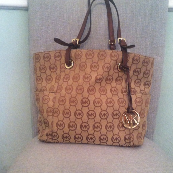 **Sold** Michael Kors tote