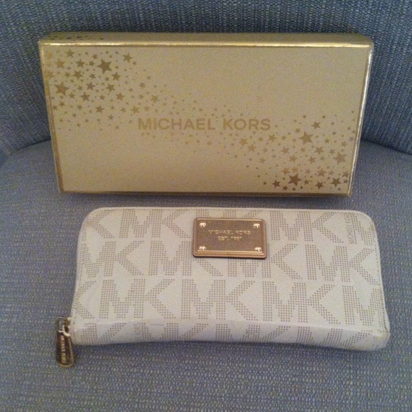 *sold* Michael Kors Continental Zip around wallet.