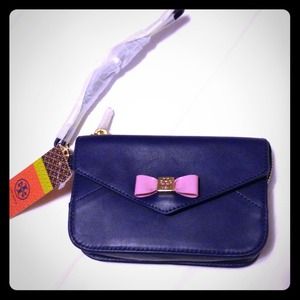 Tory Burch Clutches & Wallets - 💯% Authentic TORY Burch 'Bow' Smartphone Wristlet Tory Burch Clutches & Wallets - 💯% Authentic TORY Burch 'Bow' Smartphone Wristlet