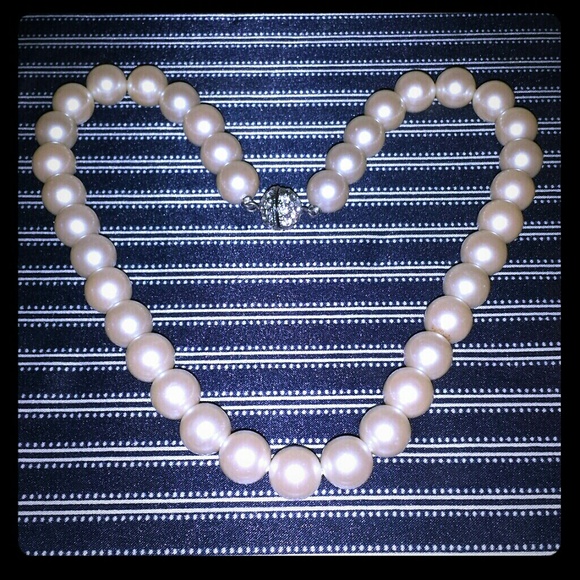 A pearl necklace  in very good condition wear it