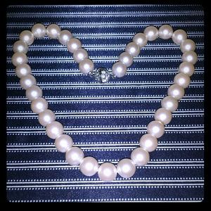 A pearl necklace  in very good condition wear it