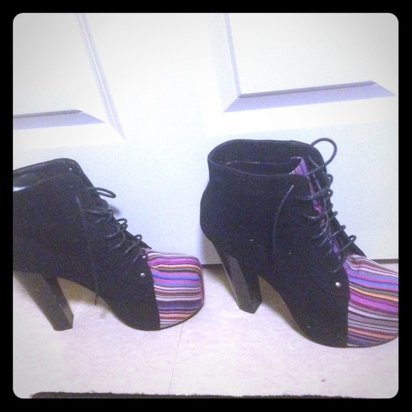 Black suede patterned heel
