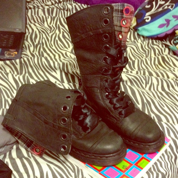 Dr. Martens Triumph 1914 12 Eye Boot