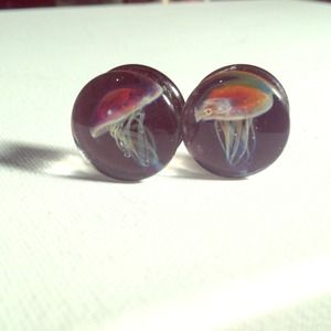 Glass jellyfish plugs