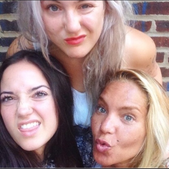 Meet your Posher ALICIA - Picture 3 of 8