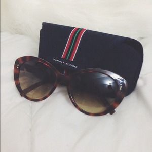 Cat-eye sunglasses
