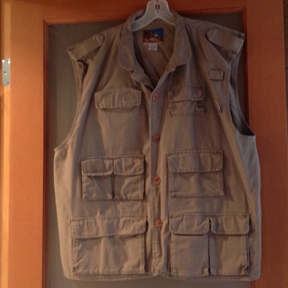 NWOT Rio Bravo hunting, fishing vest. Mint.