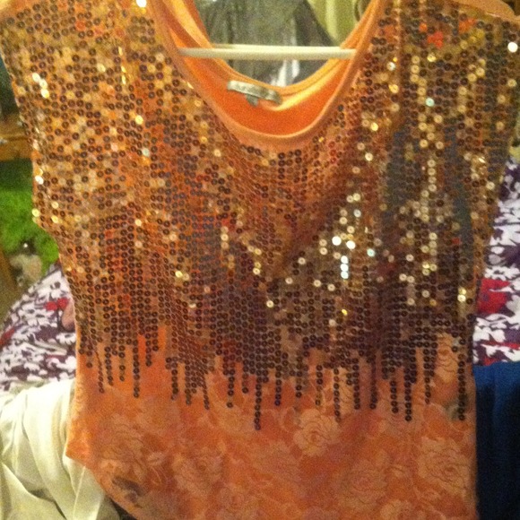 A sparkly shirt - Picture 4 of 4