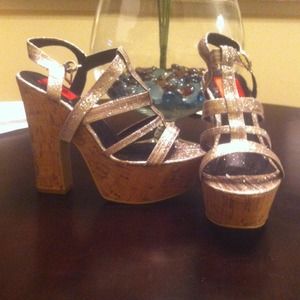 New/Never Worn shoes. Gold Metallic shoe