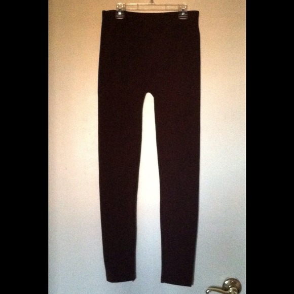 Nice dark brown leggings.  💜