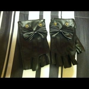 Fingerless black gloves