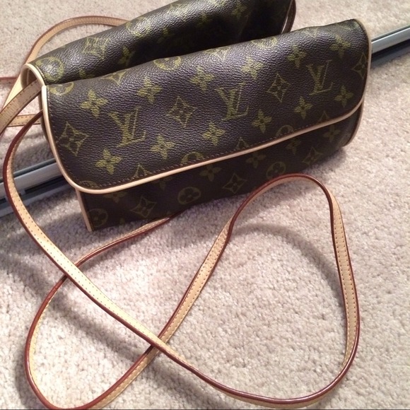 REDUCED!!! Get it before it's gone! LV Pouchette