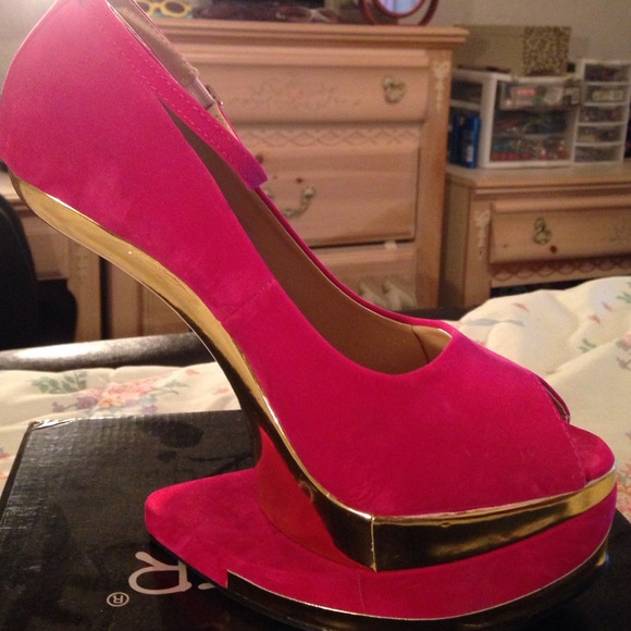 BRAND NEW Hot pink Heelless sandals