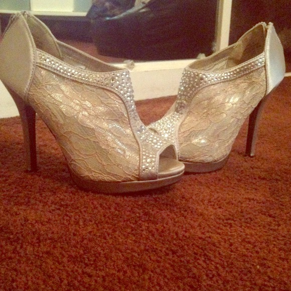 Pretty silver sparkling heels!