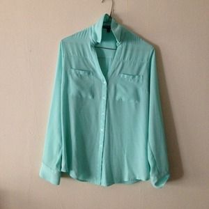 Loose-Fitting Button-Down Shirt in Seafoam, Small