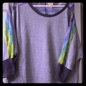 A lightweight sweatshirt. never worn 😊