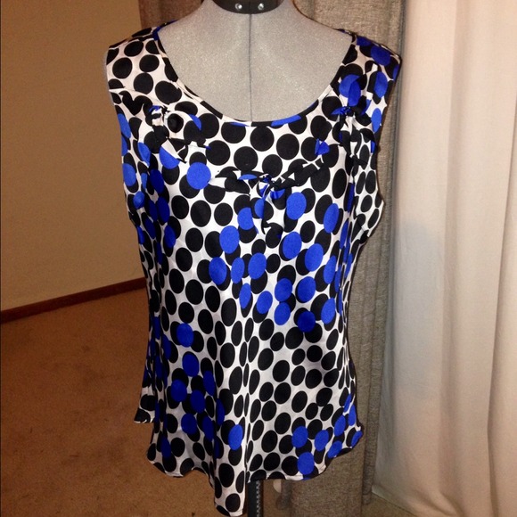 ❗️Sold❗️Beautiful polka dot blouse!