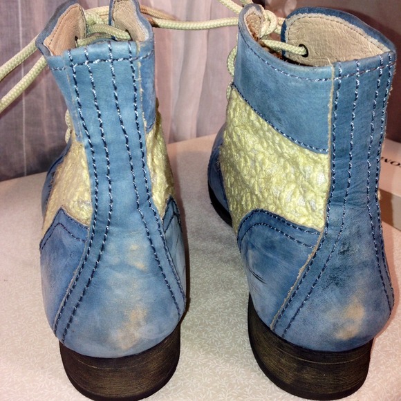 SOLD Steve Madden Naturally Rugged Lace Boots - Picture 3 of 4