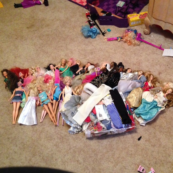 26  barbies. 1 with a broken foot and 4 drawn on.