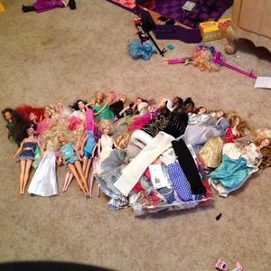 26  barbies. 1 with a broken foot and 4 drawn on.