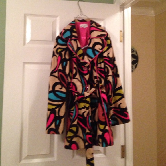 3 sisters stylish jacket. Only worn once!