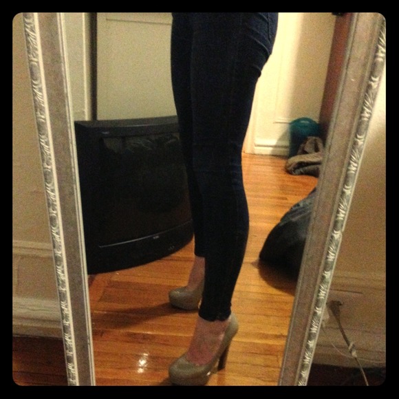 Looking for skinny jeans with zipper on ankle!