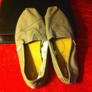 Nearly new Size 11 grey Tom's