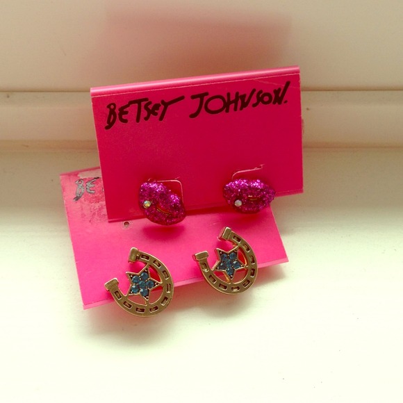 Betsey Johnson lips & horseshoe earrings