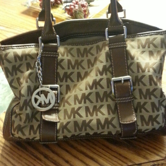 Michael Kors large purse " hold" cabrama