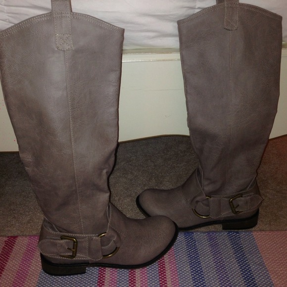 Brand new grey boots from JustFab never worn.