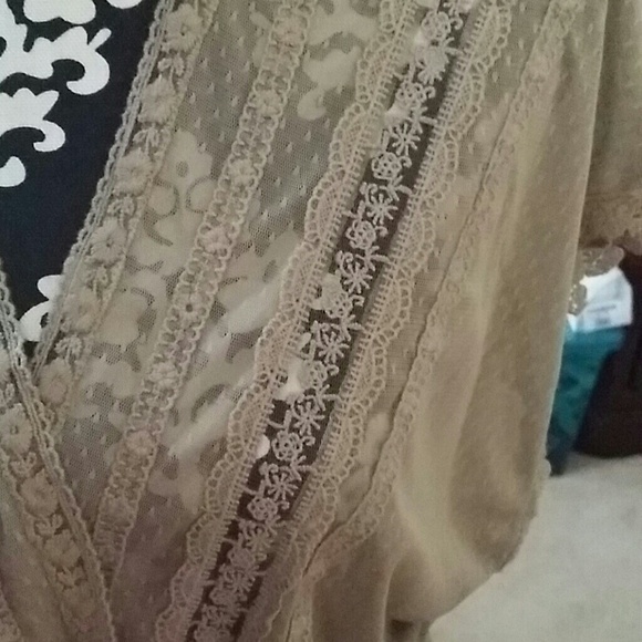 Tan lace shirt - Picture 2 of 4