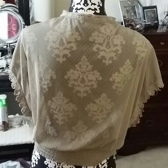 Tan lace shirt - Picture 3 of 4