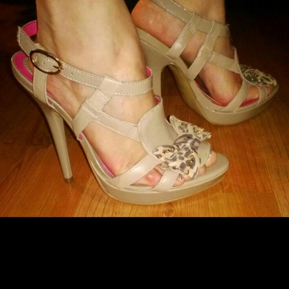 A beautiful beige sandal.