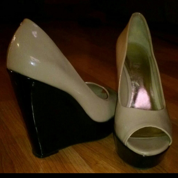 A nice beige dressy shoes.