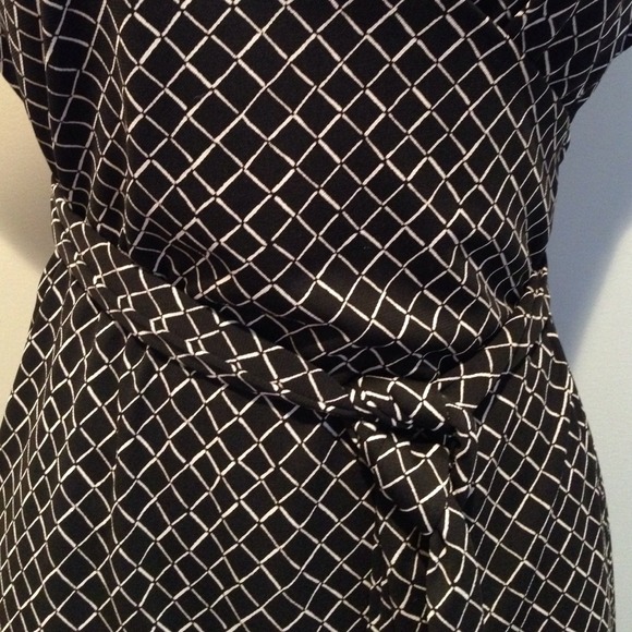 ⛔️SOLD IN BUNDLE⛔️ The Limited Wrap Dress - Picture 4 of 4