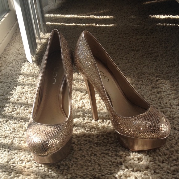 Aldo Gold PUMPS NEVER BEEN WORN!!!