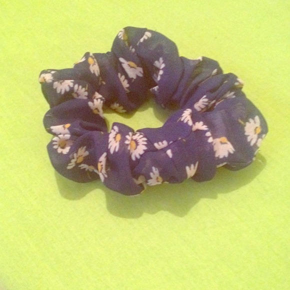 🚫SOLD🚫AA floral Scrunchie. - Picture 1 of 1