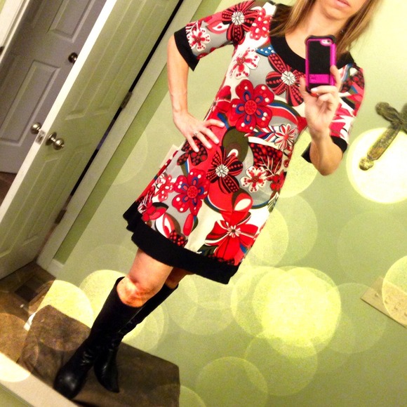 Dresses & Skirts - ⬇️3/1Retro flower shift dress