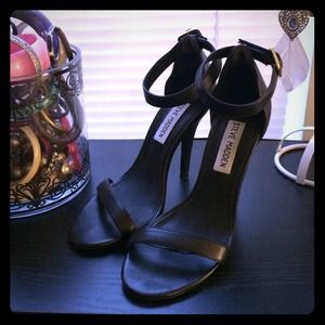 Steve Madden Realove sandal. Black.