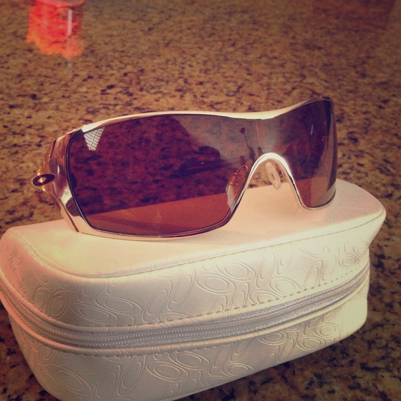 Price reduced!!! Oakley Dart gold